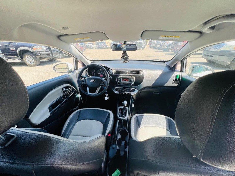 Kia Rio Vehicle Full-screen Gallery Image 24