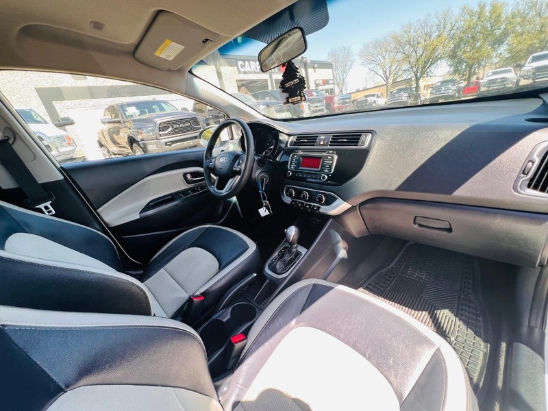 Kia Rio Vehicle Full-screen Gallery Image 25