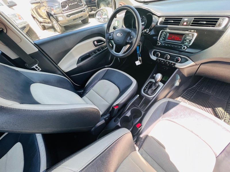 Kia Rio Vehicle Full-screen Gallery Image 27