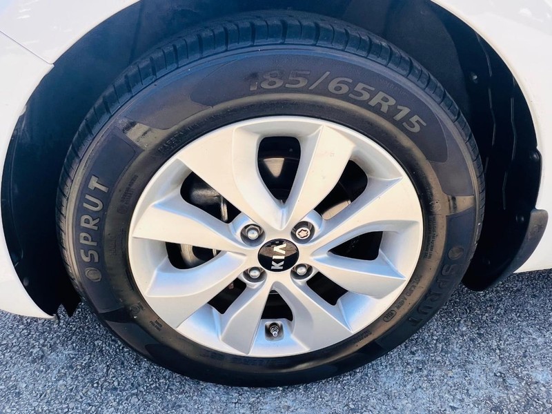 Kia Rio Vehicle Full-screen Gallery Image 28