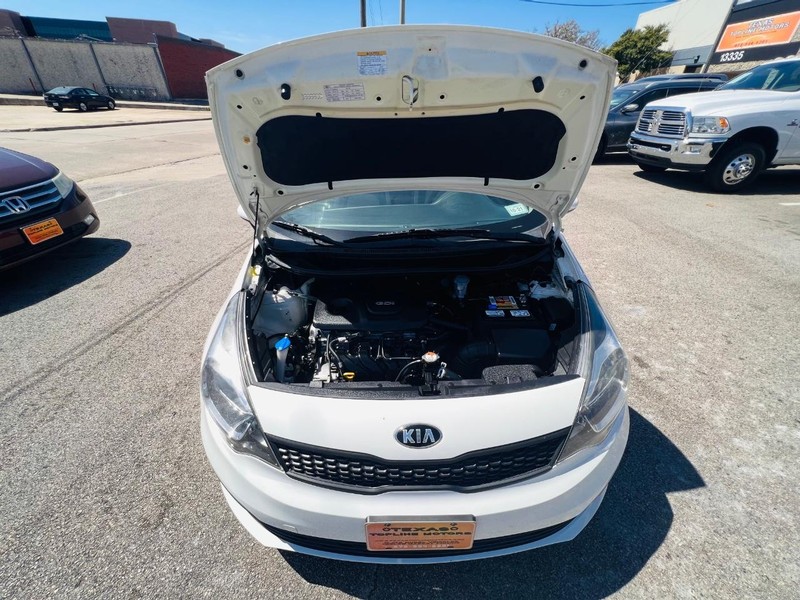 Kia Rio Vehicle Full-screen Gallery Image 29