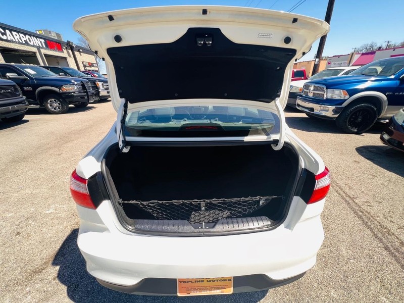 Kia Rio Vehicle Full-screen Gallery Image 30