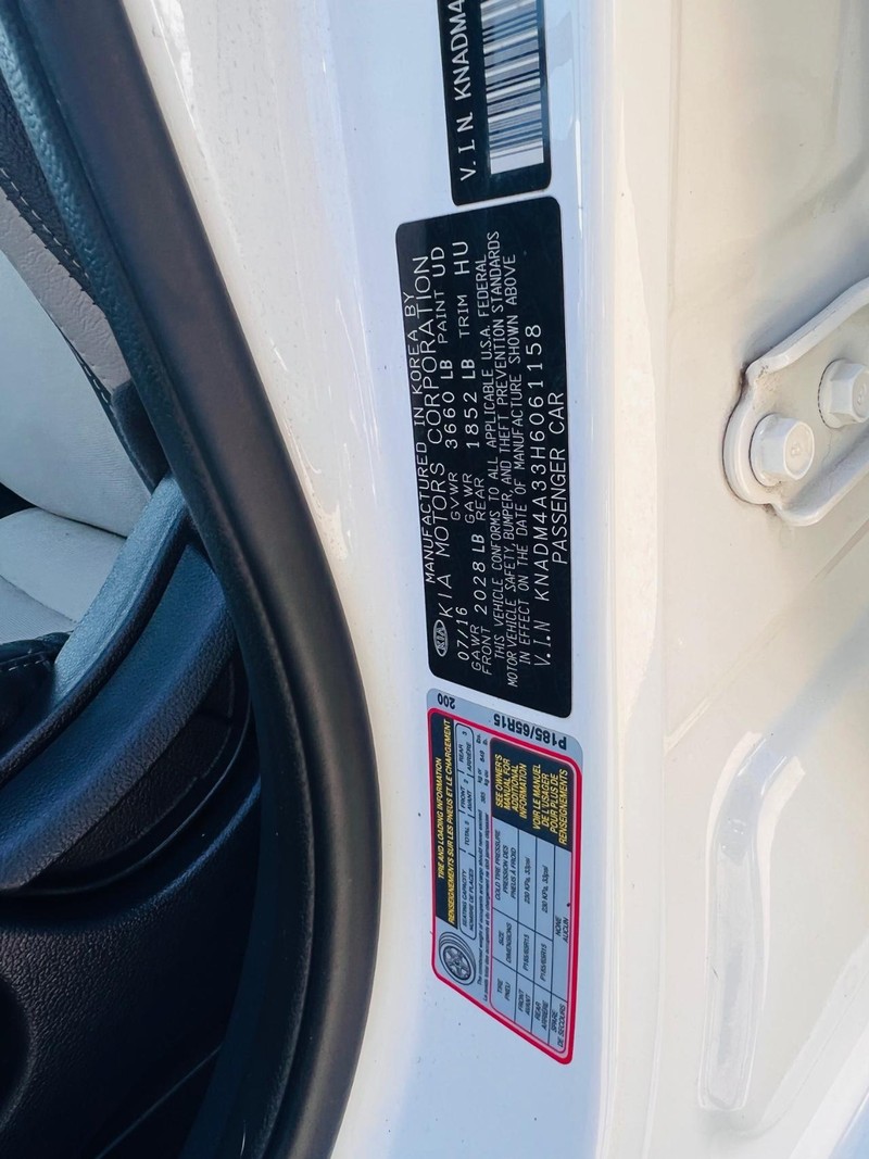 Kia Rio Vehicle Full-screen Gallery Image 31