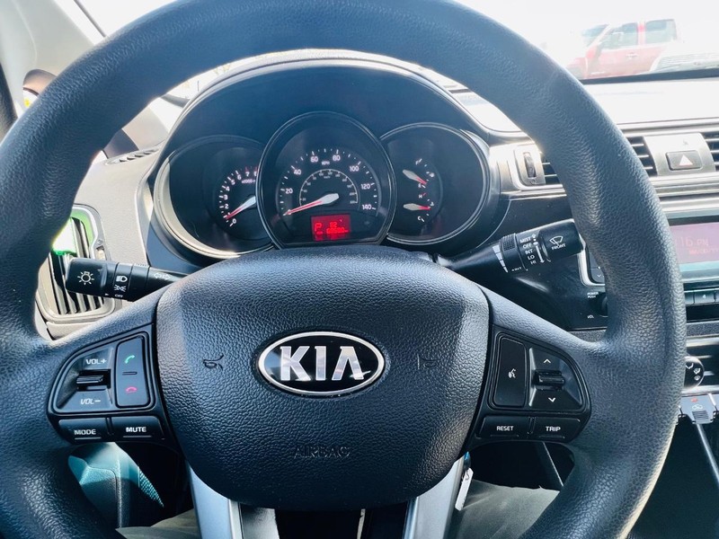 Kia Rio Vehicle Full-screen Gallery Image 32