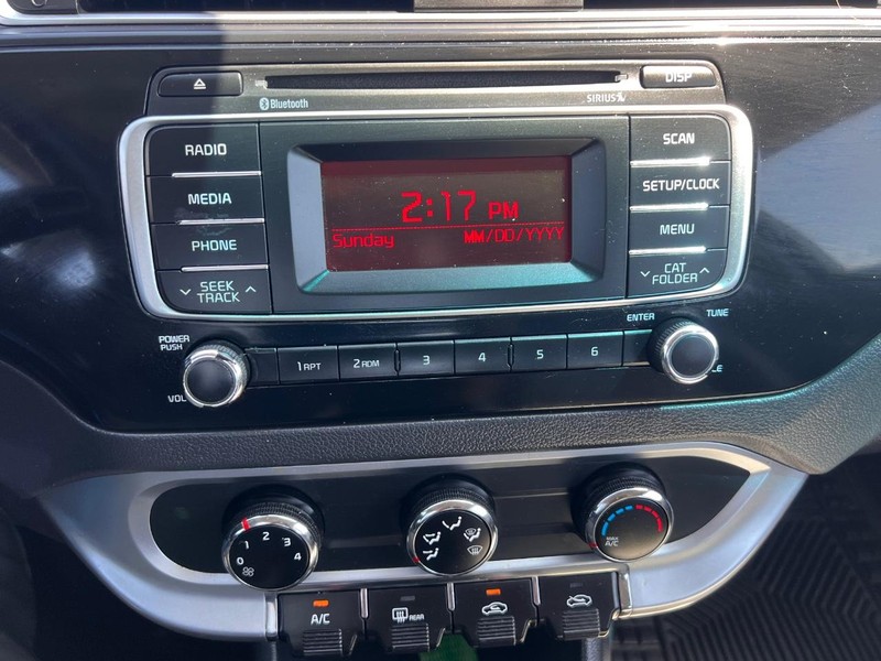 Kia Rio Vehicle Full-screen Gallery Image 36