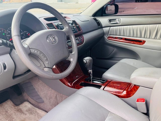 Toyota Camry Vehicle Full-screen Gallery Image 18