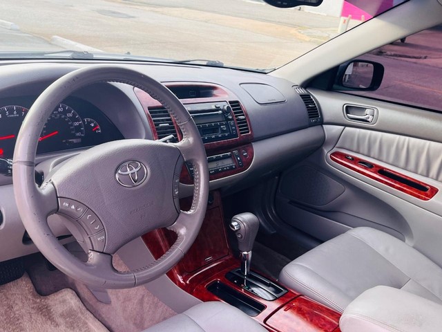 Toyota Camry Vehicle Full-screen Gallery Image 20
