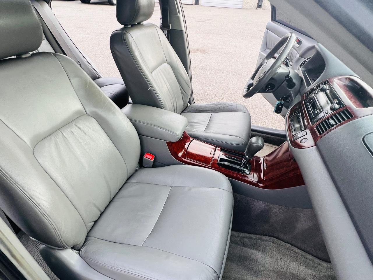 Toyota Camry Vehicle Full-screen Gallery Image 30