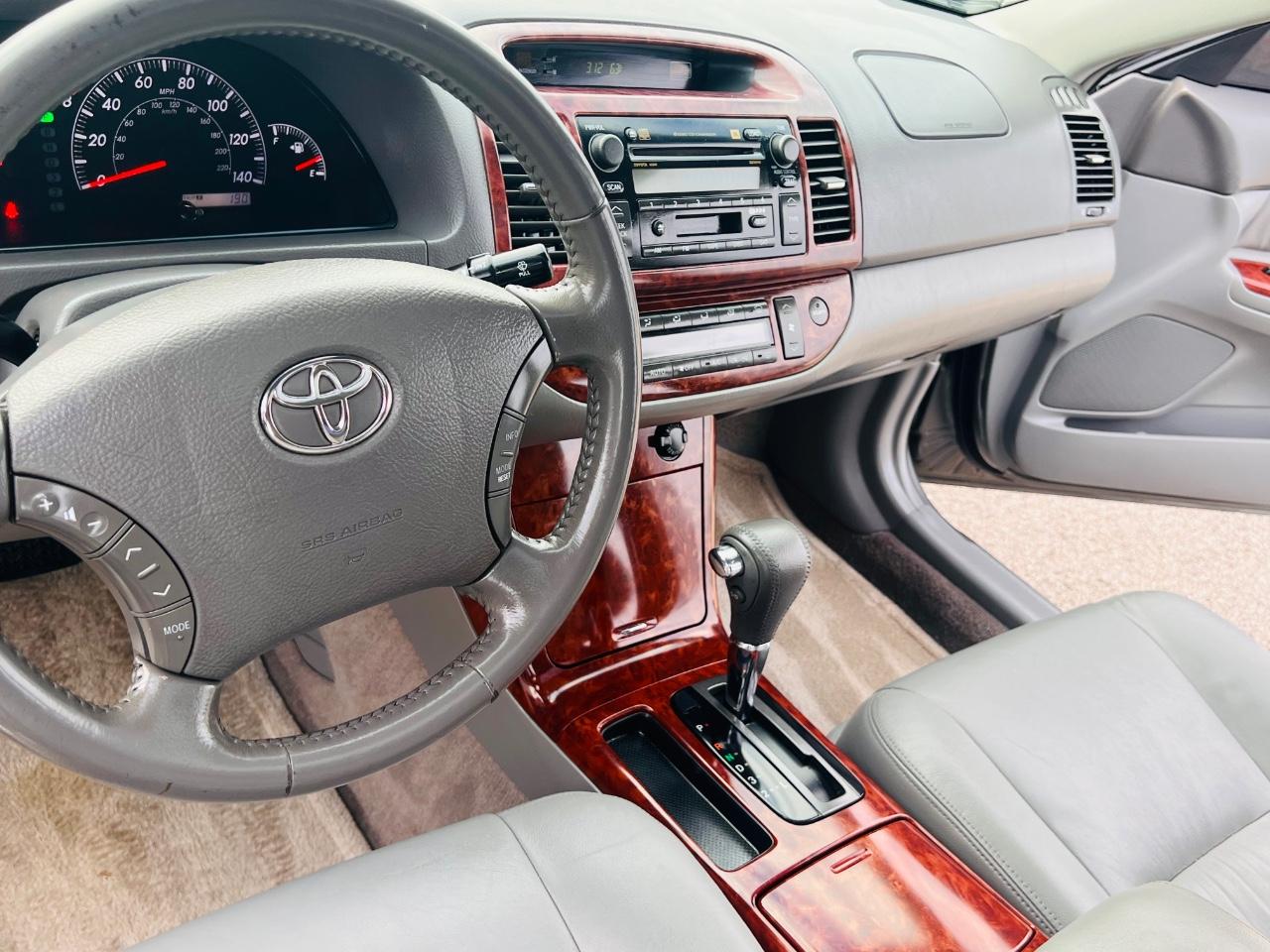 Toyota Camry Vehicle Full-screen Gallery Image 36