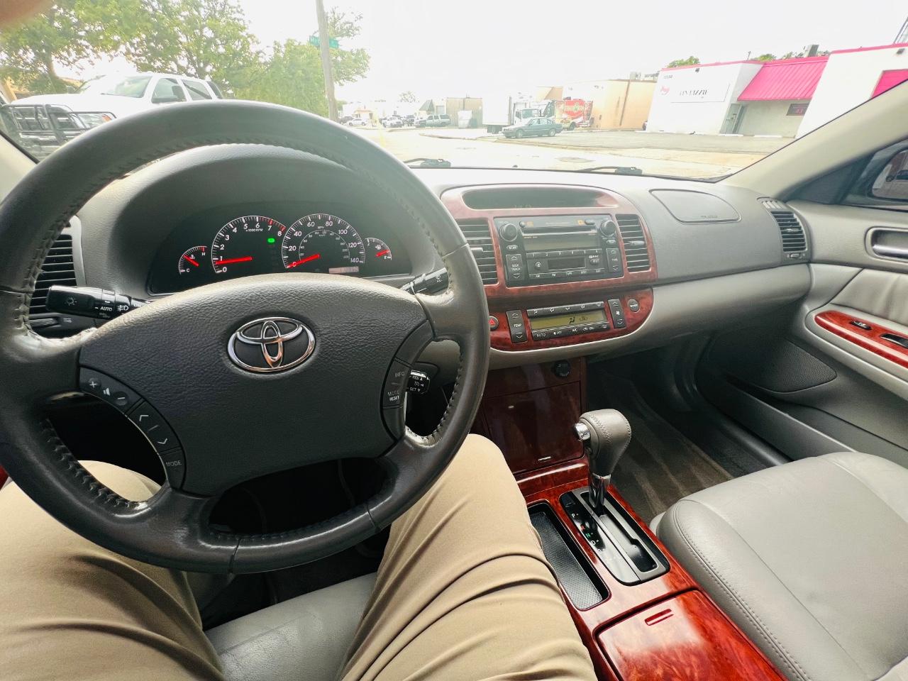 Toyota Camry Vehicle Full-screen Gallery Image 41