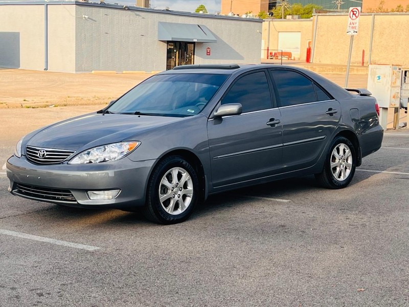 Toyota Camry Vehicle Full-screen Gallery Image 02