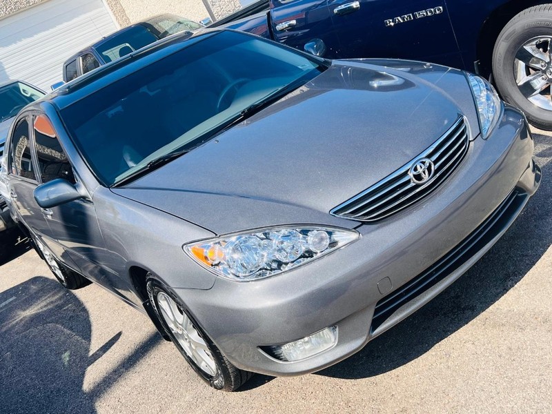 Toyota Camry Vehicle Full-screen Gallery Image 03