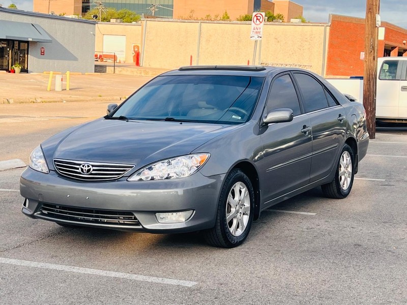 Toyota Camry Vehicle Full-screen Gallery Image 05