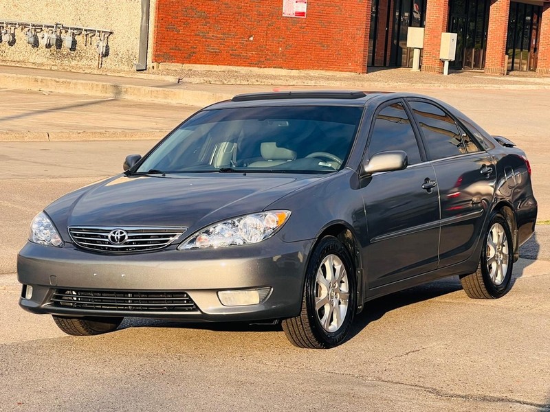 Toyota Camry Vehicle Full-screen Gallery Image 06