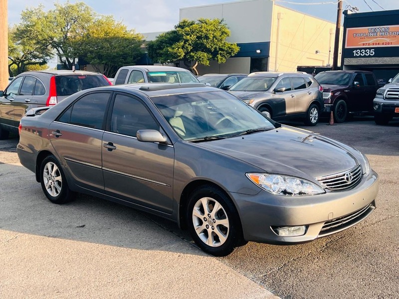 Toyota Camry Vehicle Full-screen Gallery Image 07