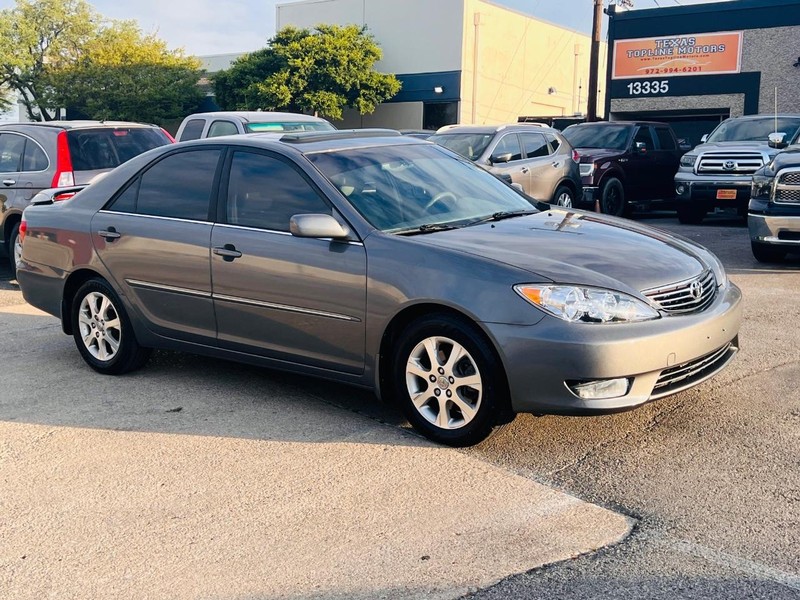 Toyota Camry Vehicle Full-screen Gallery Image 08