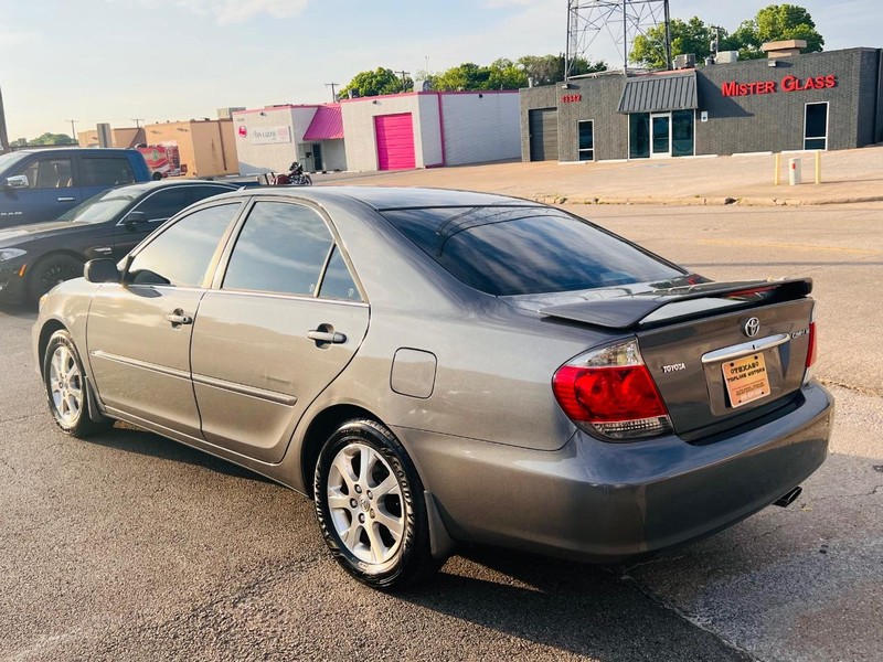 Toyota Camry Vehicle Full-screen Gallery Image 11