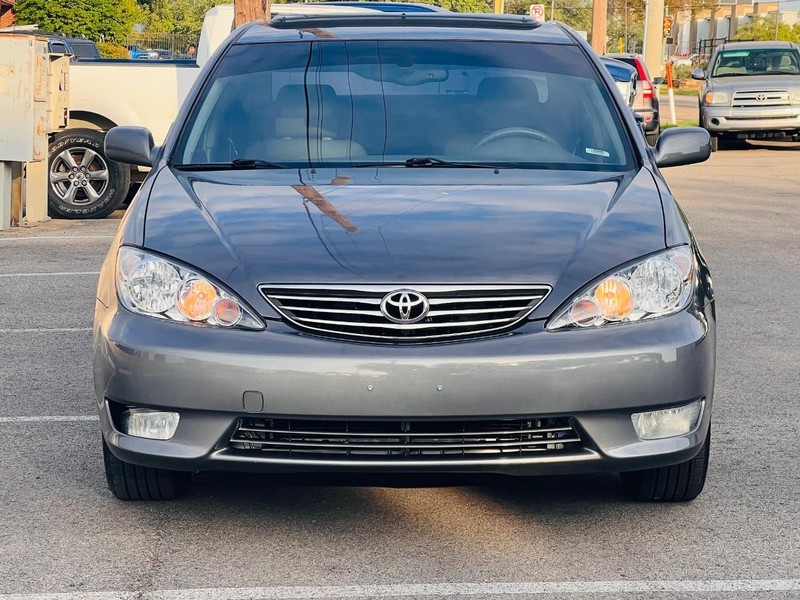 Toyota Camry Vehicle Full-screen Gallery Image 13