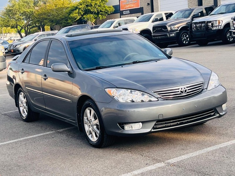 Toyota Camry Vehicle Full-screen Gallery Image 14
