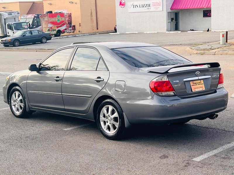 Toyota Camry Vehicle Full-screen Gallery Image 15