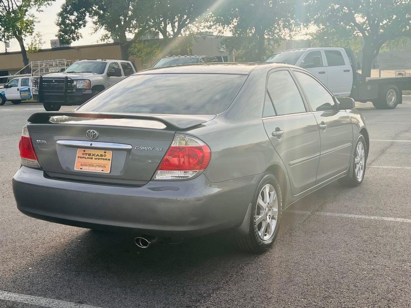 Toyota Camry Vehicle Full-screen Gallery Image 17