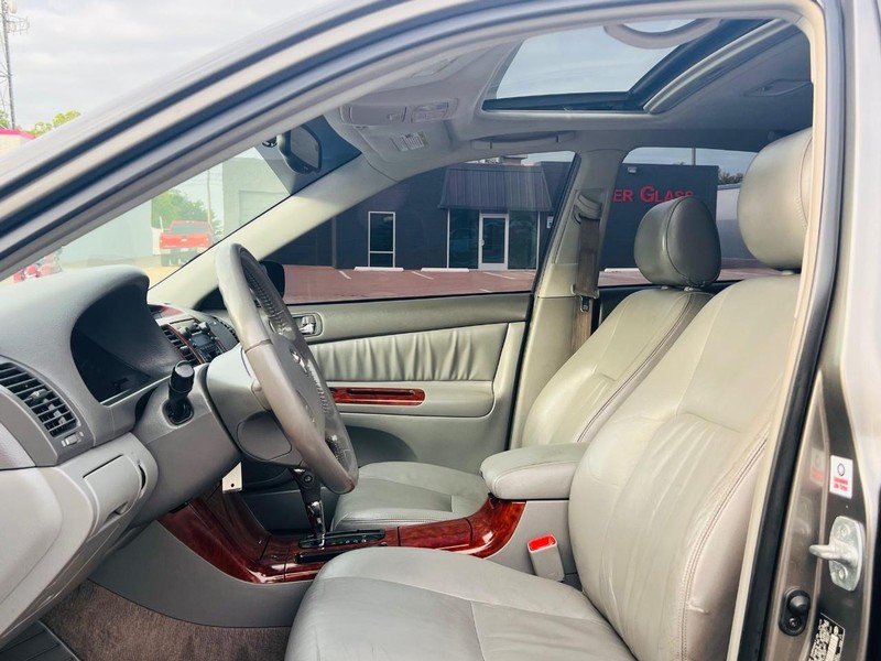 Toyota Camry Vehicle Full-screen Gallery Image 19