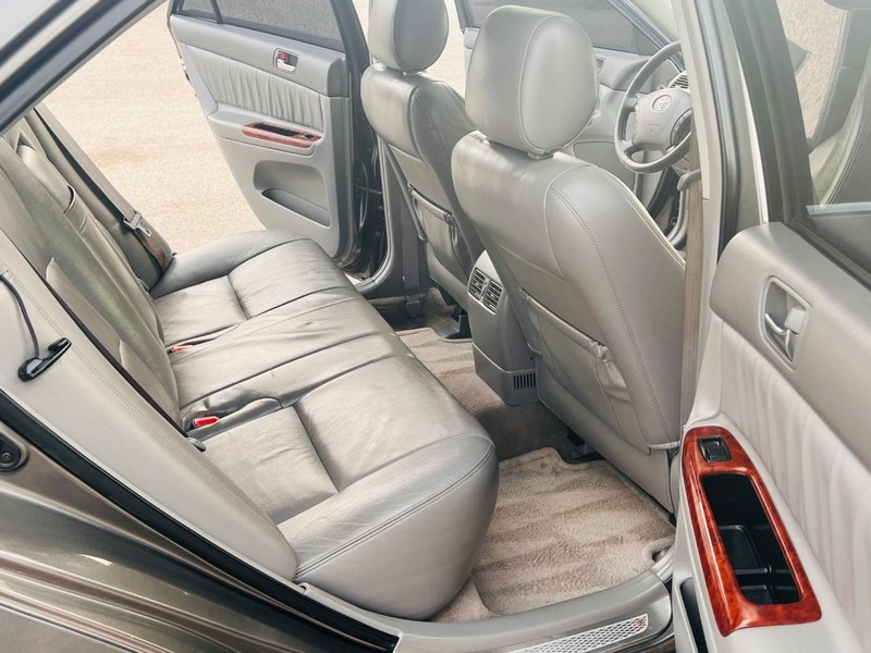 Toyota Camry Vehicle Full-screen Gallery Image 21