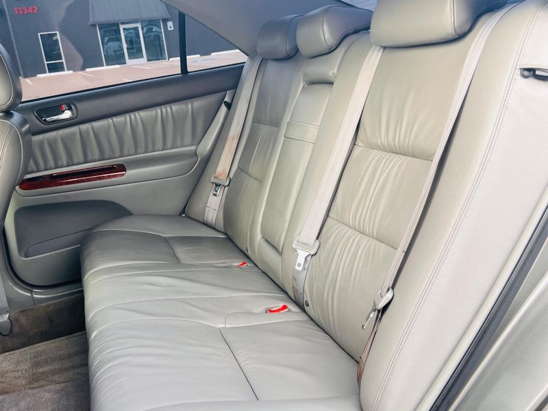 Toyota Camry Vehicle Full-screen Gallery Image 22