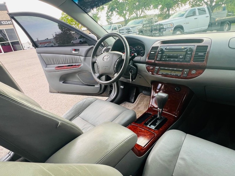 Toyota Camry Vehicle Full-screen Gallery Image 23