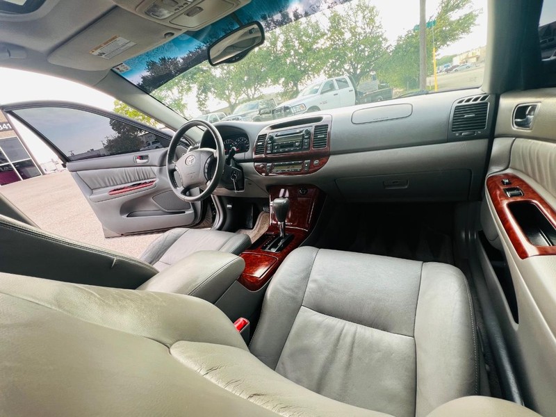 Toyota Camry Vehicle Full-screen Gallery Image 24