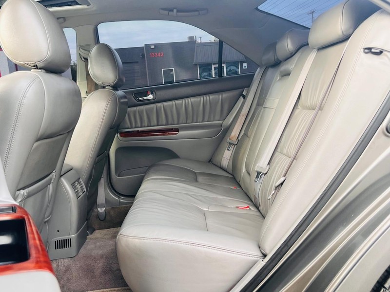 Toyota Camry Vehicle Full-screen Gallery Image 25