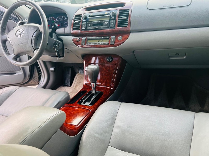 Toyota Camry Vehicle Full-screen Gallery Image 26