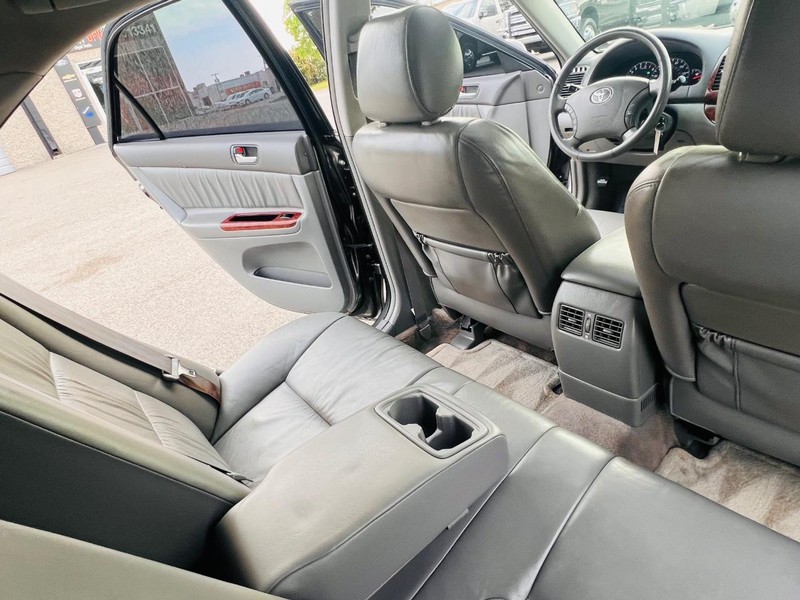 Toyota Camry Vehicle Full-screen Gallery Image 27