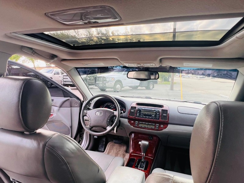 Toyota Camry Vehicle Full-screen Gallery Image 28