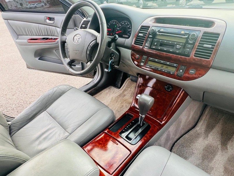 Toyota Camry Vehicle Full-screen Gallery Image 29