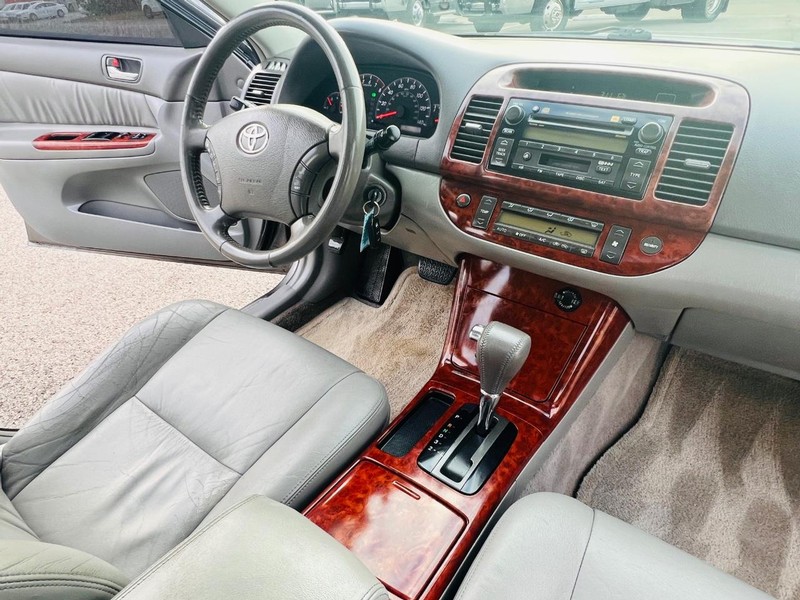 Toyota Camry Vehicle Full-screen Gallery Image 31