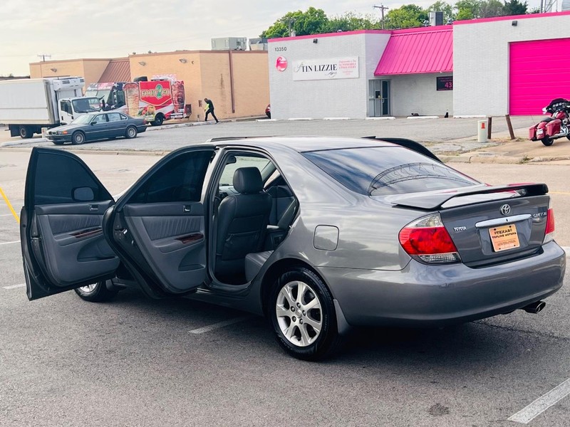Toyota Camry Vehicle Full-screen Gallery Image 32