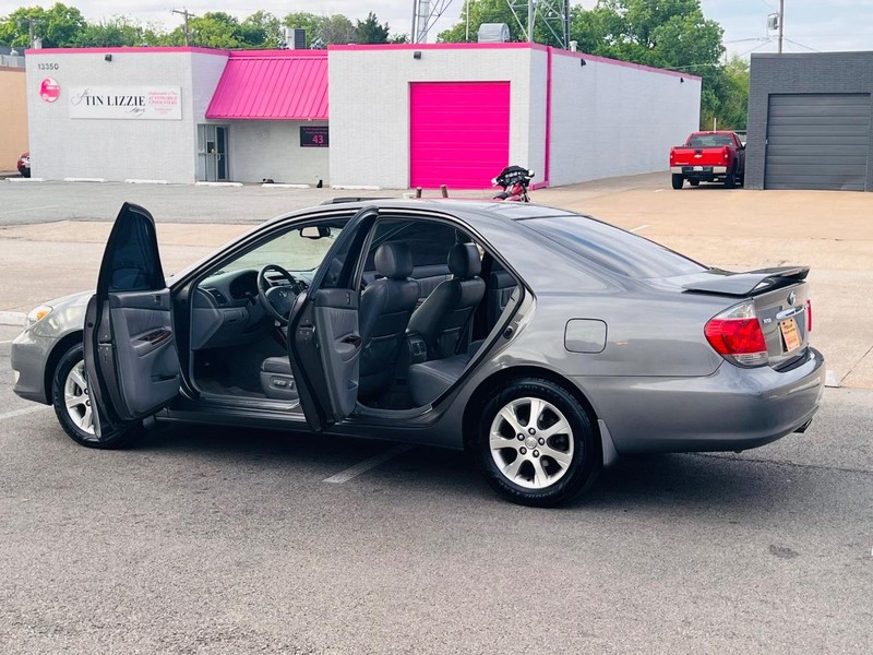 Toyota Camry Vehicle Full-screen Gallery Image 33