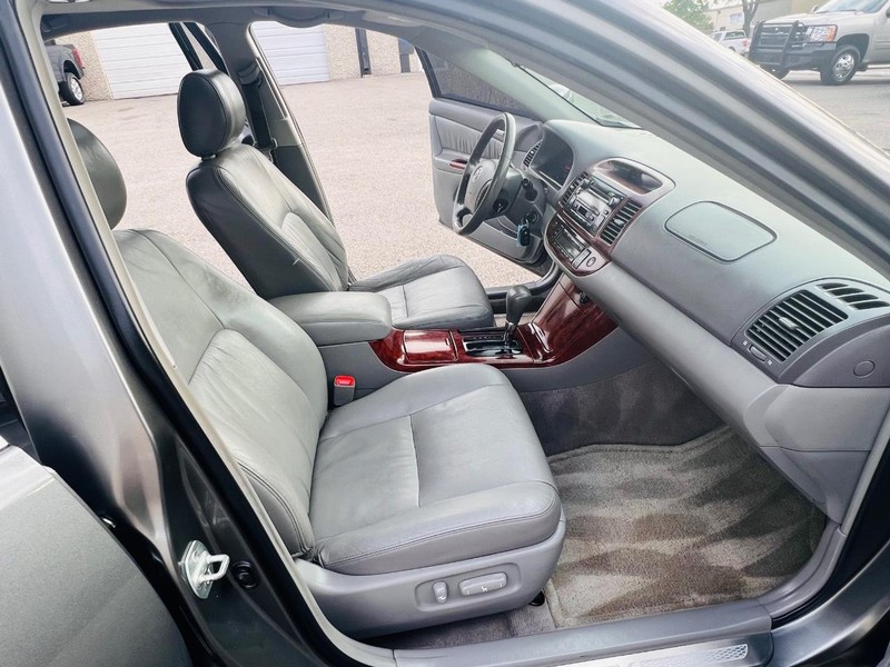 Toyota Camry Vehicle Full-screen Gallery Image 34