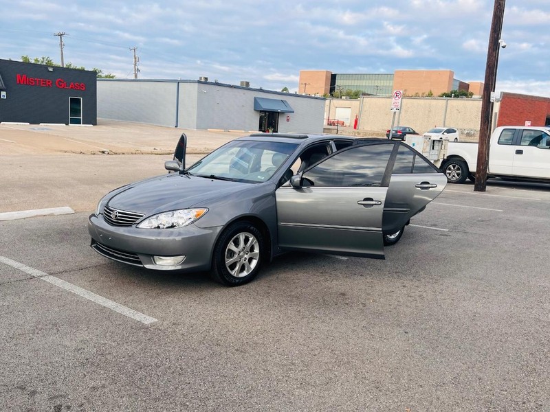 Toyota Camry Vehicle Full-screen Gallery Image 35