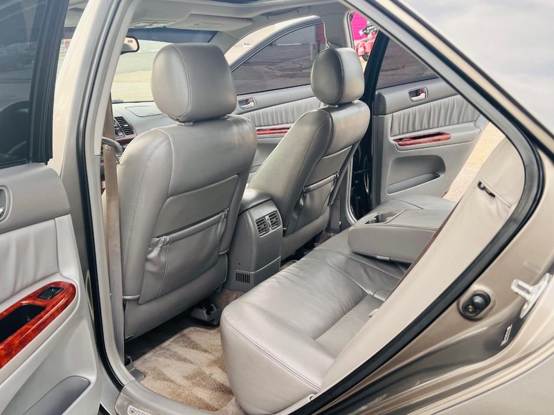 Toyota Camry Vehicle Full-screen Gallery Image 37