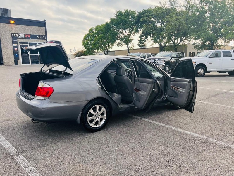 Toyota Camry Vehicle Full-screen Gallery Image 38