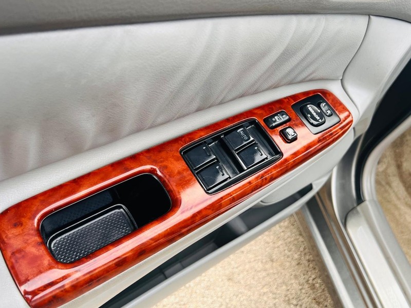 Toyota Camry Vehicle Full-screen Gallery Image 39