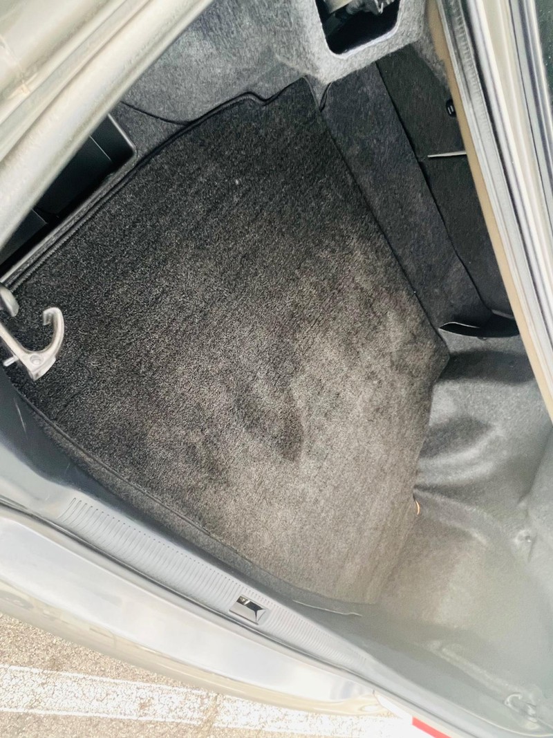 Toyota Camry Vehicle Full-screen Gallery Image 40