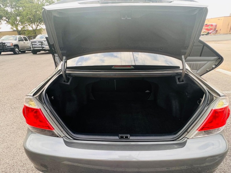 Toyota Camry Vehicle Full-screen Gallery Image 42