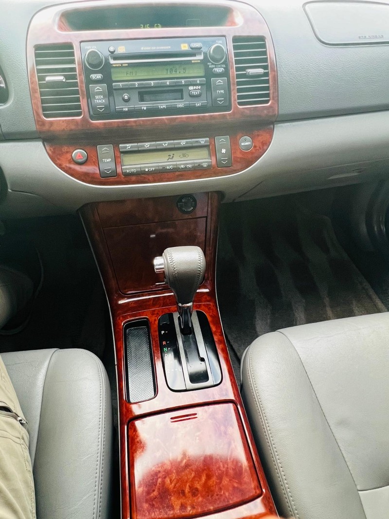 Toyota Camry Vehicle Full-screen Gallery Image 45