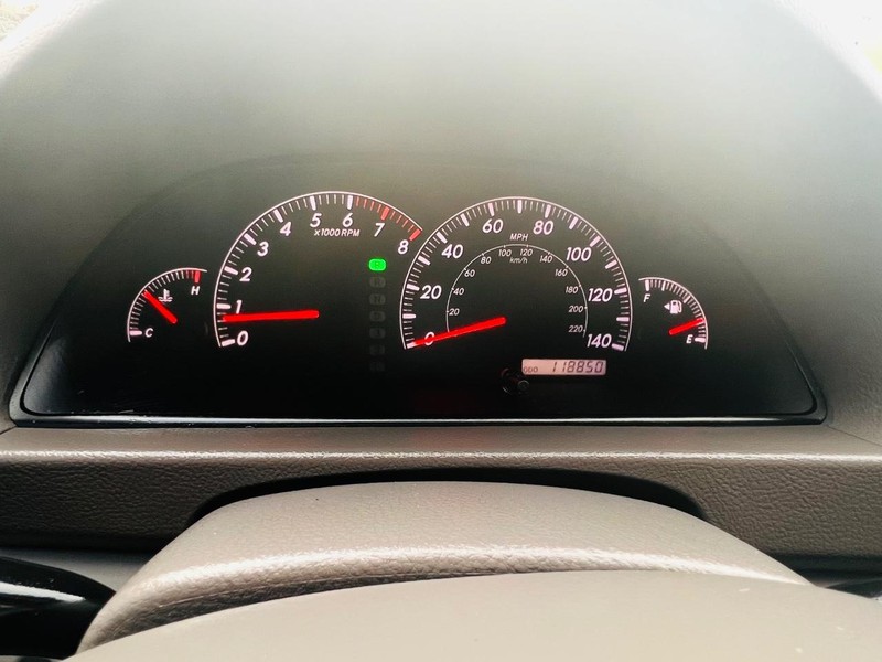 Toyota Camry Vehicle Full-screen Gallery Image 46