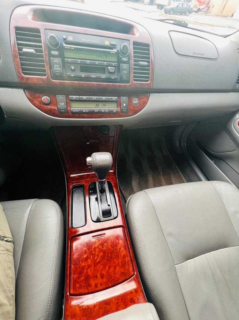 Toyota Camry Vehicle Full-screen Gallery Image 48