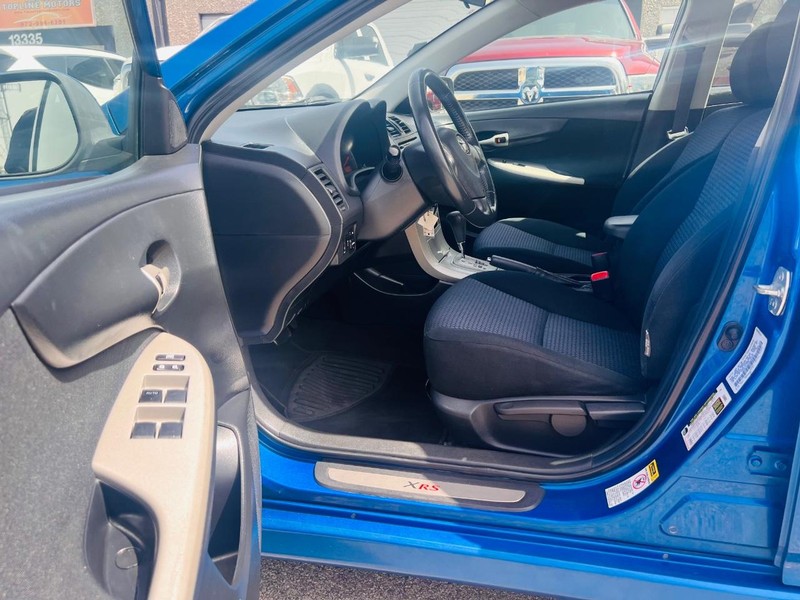 Toyota Corolla Vehicle Full-screen Gallery Image 22