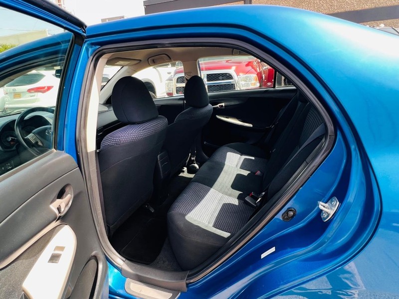 Toyota Corolla Vehicle Full-screen Gallery Image 23